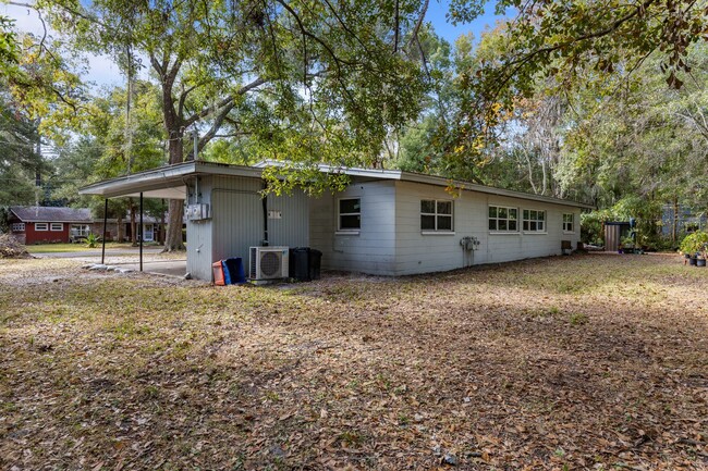 Building Photo - Remodeled 2 bedroom 1 bath duplex located ...