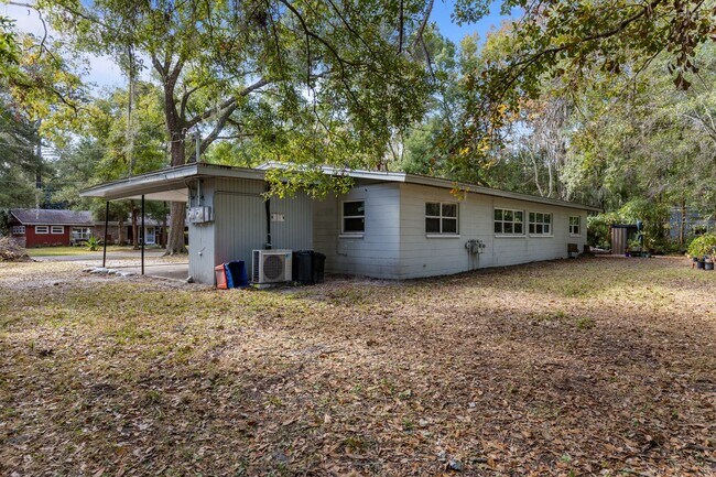 Building Photo - Remodeled 2 bedroom 1 bath duplex located near the Duckpond area