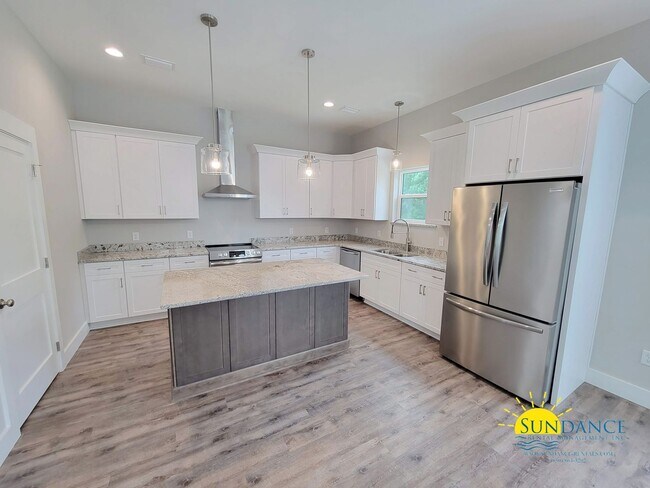 Building Photo - Stunning 3 Bedroom Home in SRB!