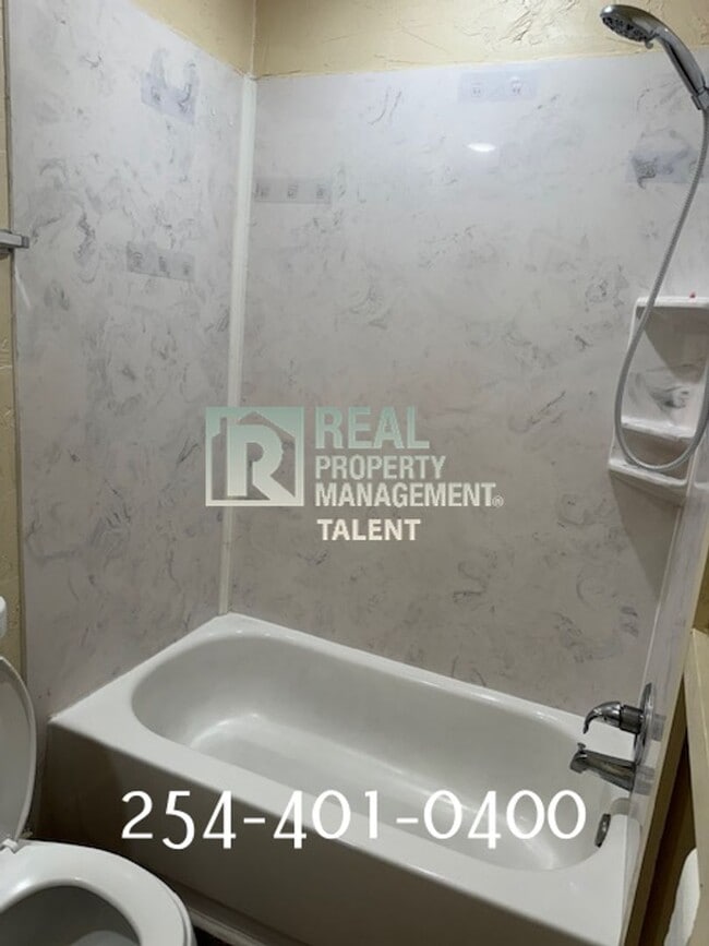Building Photo - DEAL ALERT! Charming Vintage 3-bedroom, 1-...