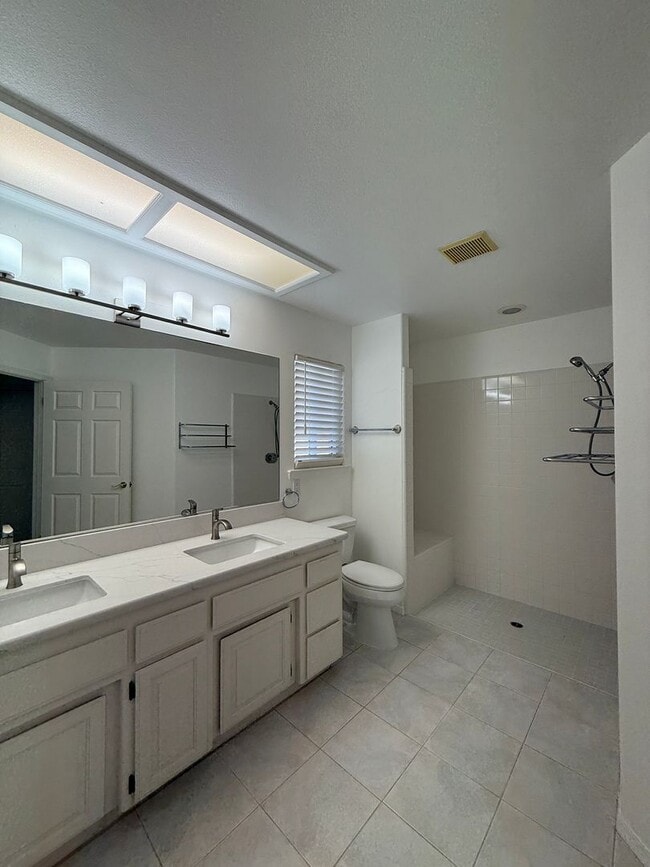 Building Photo - Beautifully Updated Single Story Home in The Country Club Near The Golf Course