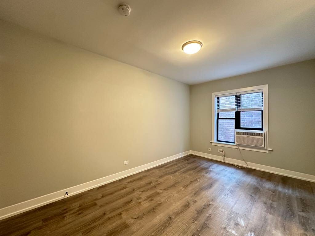 Building Photo - 546 W Belden Ave