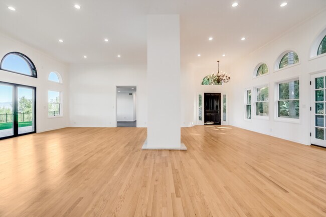 Building Photo - 15851 Mulholland Pl