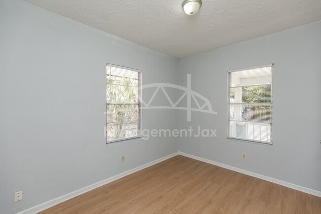 Building Photo - 622 E 63rd St