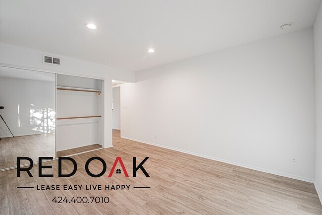 Building Photo - 13444 Moorpark St