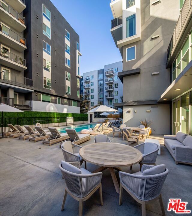 Building Photo - 1120 W 6th St