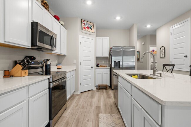 Building Photo - 6686 Sun Tree Cir