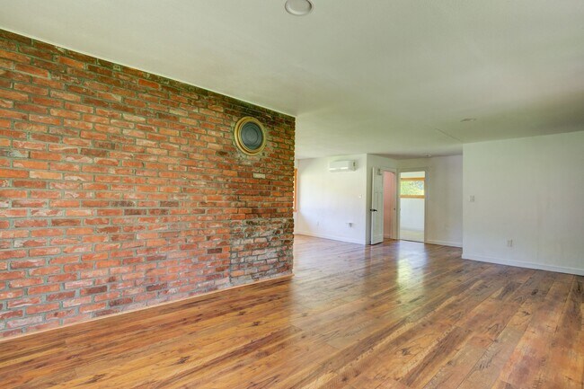 Building Photo - 3 Bed 2 Bath on West Beach