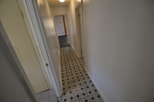 Building Photo - Housing Vouchers Accepted!!!  Location!  Newly updated, 4 bedroom, 2 bath home in historic Beechw...