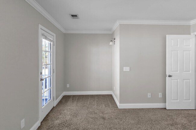 Building Photo - Spacious 3 bedroom 2.5 bath Townhome with 1 car garage