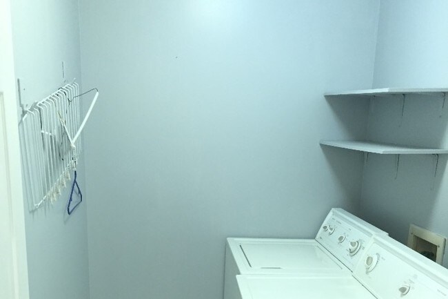 Building Photo - 1964 Crescent Ln