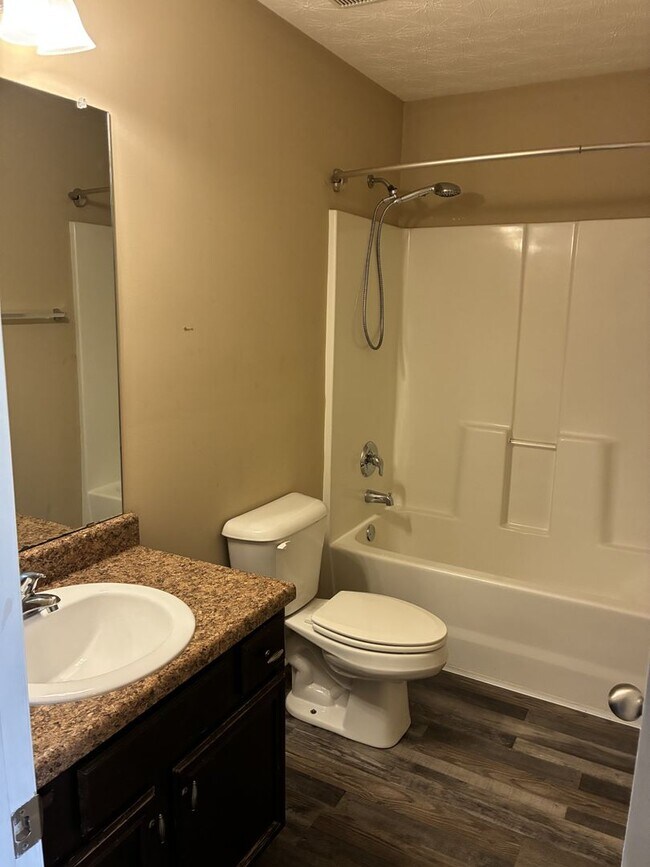 Building Photo - 20 Mill pond Ct