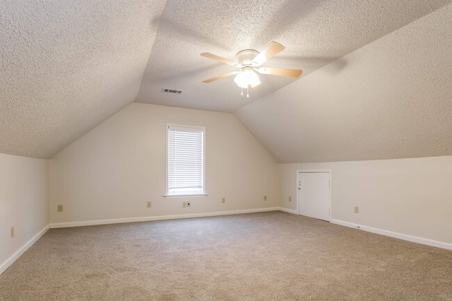 Building Photo - 3768 Stonehill Dr