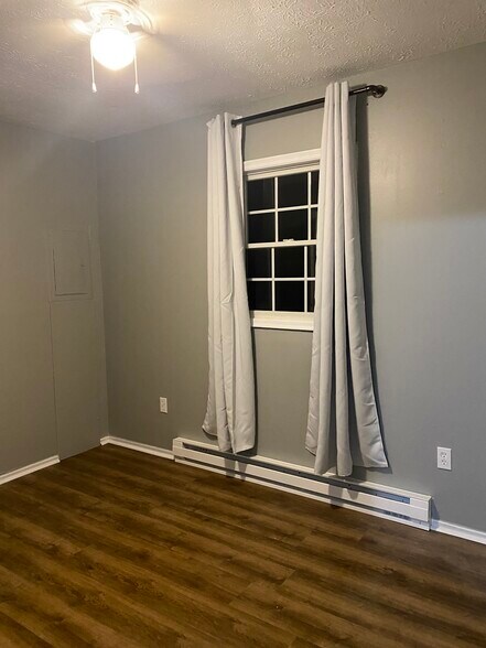 Master bedroom - 224 N Yencer St