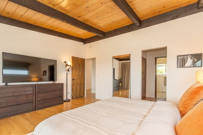 Building Photo - Spectacular Furnished 4 Bedroom/ 3 Bath Mid-Century Modern Retreat in Encinitas