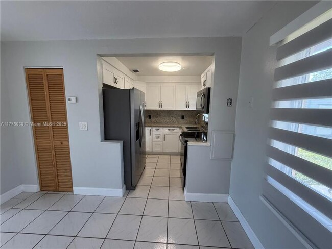 Building Photo - 2 bedroom in Hollywood FL 33023