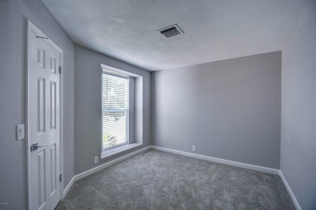 Building Photo - Offering 3 spacious bedrooms, 2.5 baths, l...