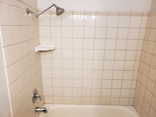 Building Photo - Great 3-bedroom, 2 bath home in Tustin Mea...