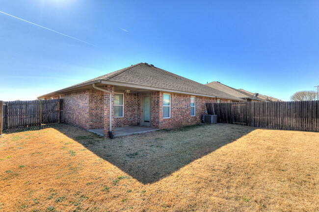 Building Photo - Spacious 3-Bedroom Duplex with Fenced Yard...