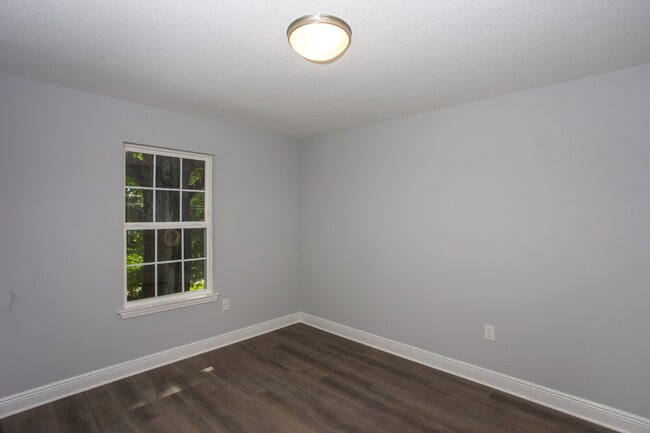 Building Photo - Great location! One block from DeVillier's Square and walking distance to Palafox.