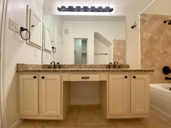 Building Photo - 3 Bedroom Townhouse Condo-North Austin!