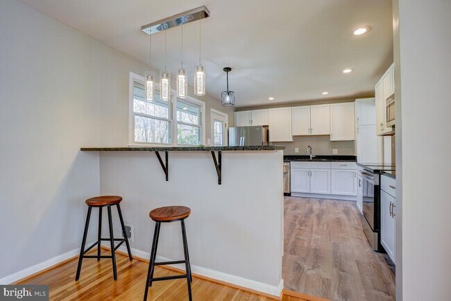 Building Photo - 6417 Earlham Dr