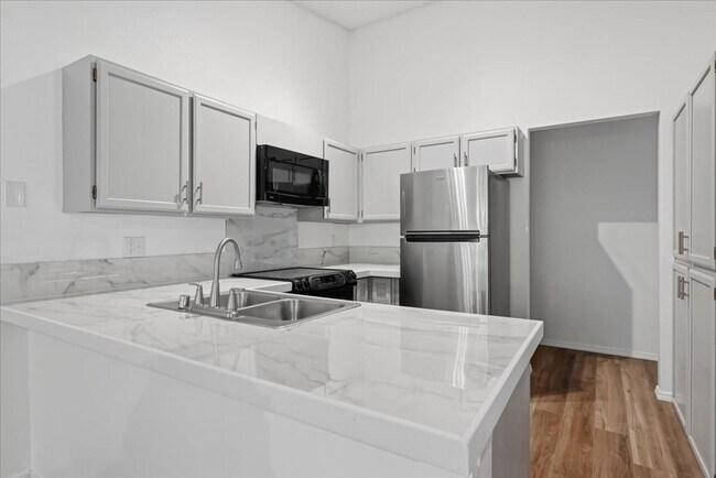Building Photo - 16006 Village Green Dr