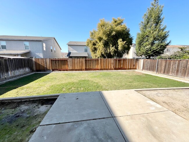 Building Photo - Merced: $2200 3 bed 2.5 bath two story hom...