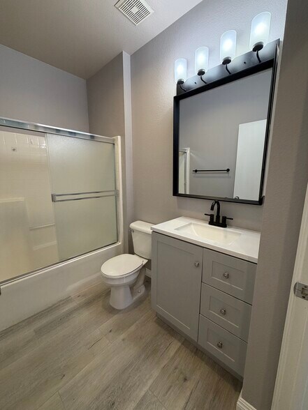 Building Photo - 16718 Nicklaus Dr