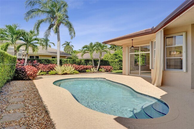 Building Photo - 2553 Jardin Manor