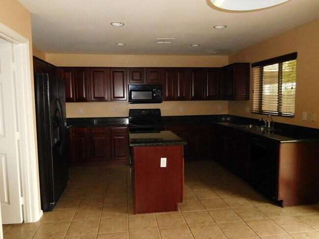 Building Photo - Huge 2700 SFT, Golf-view Community in Villages at Queen Creek!