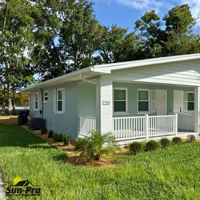 Building Photo - 750 Bethune St