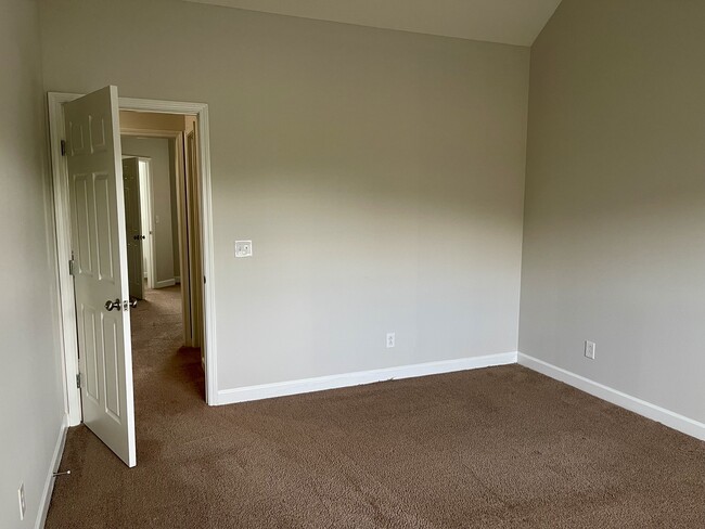 Building Photo - 1047 McKenna Dr