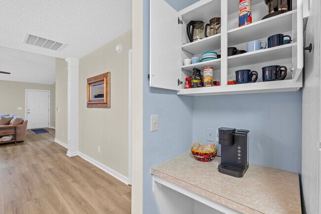 Building Photo - Furnished Rental Modern and clean