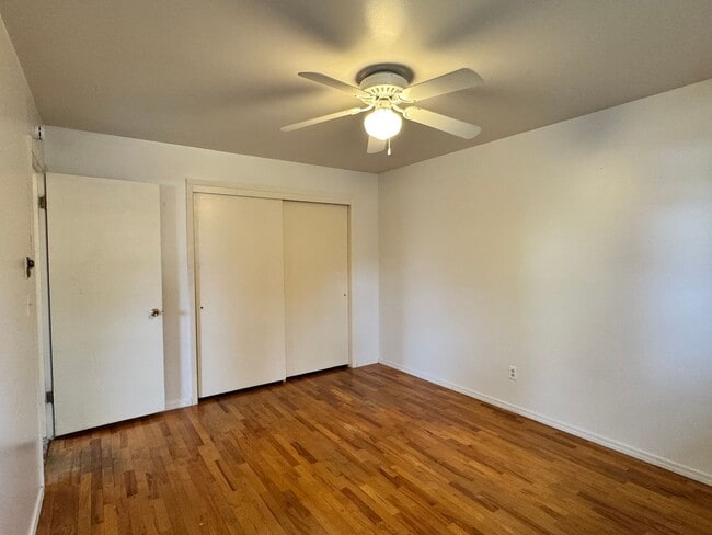 Building Photo - Near Franklin Park 2 br 1ba, stacked washer/dryer included.