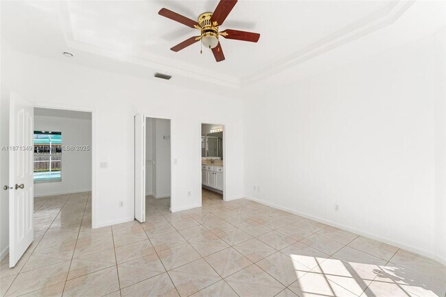 Building Photo - 4657 SW Leeward St