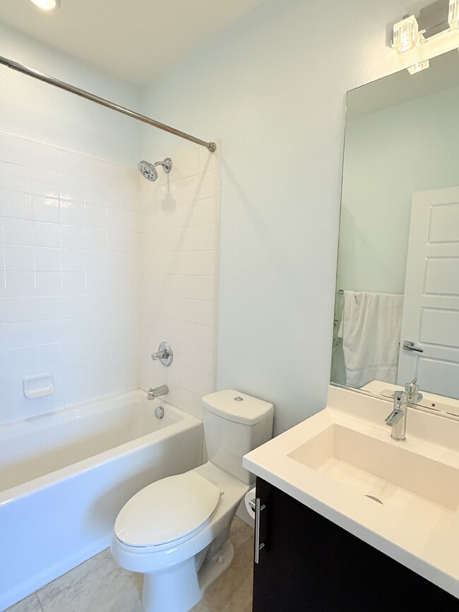 Building Photo - Modern Comfort Awaits: Spacious 3-Bed, 3.5...