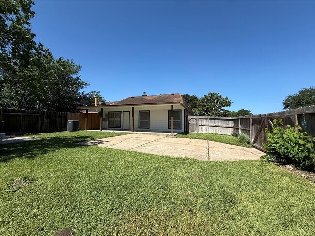 Building Photo - 9503 Homeland Dr