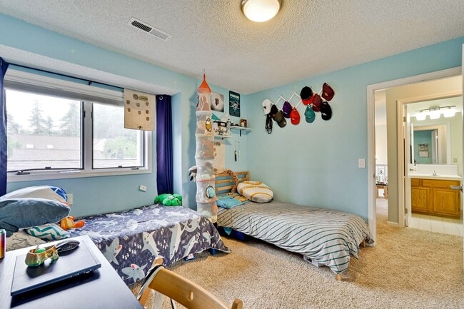 Building Photo - Large 3 Bed 2.5 Bath Townhome walking dist...