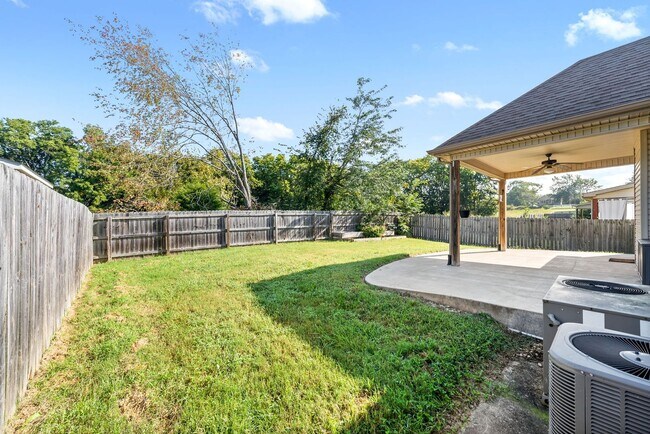 Building Photo - Pet Friendly Three Bedroom with Bonus in R...