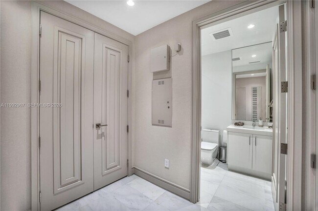 Building Photo - 17901 Collins Ave