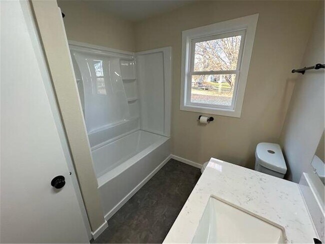 Building Photo - 205 NE 5th St