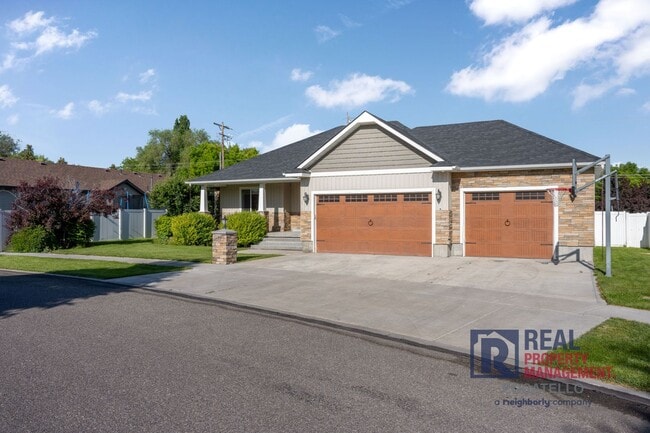 Building Photo - Beautiful - Elegant - 5 Bedrooms - 3 Car -...