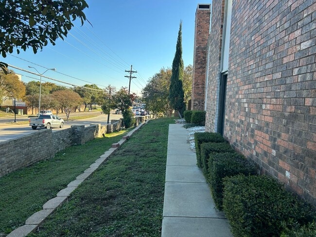 Building Photo - Ready to move in...