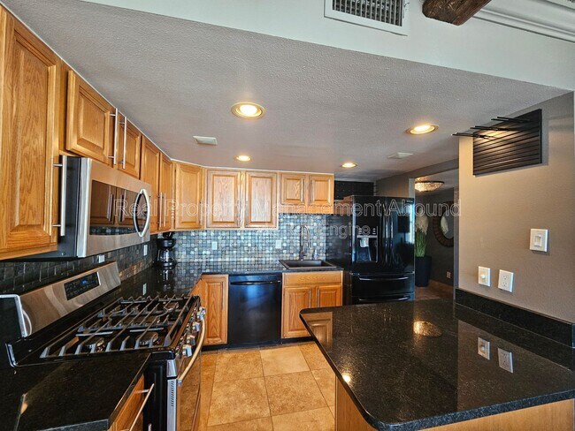 Building Photo - 410 W 7th St