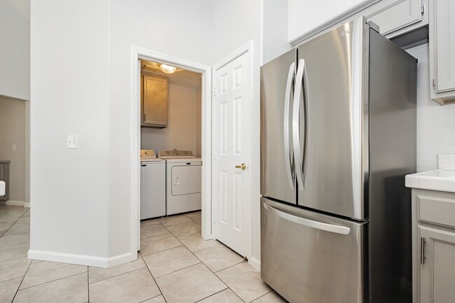 Building Photo - Peccole Ranch 3 Bed 2 Bath Gated Ascot Park Beauty