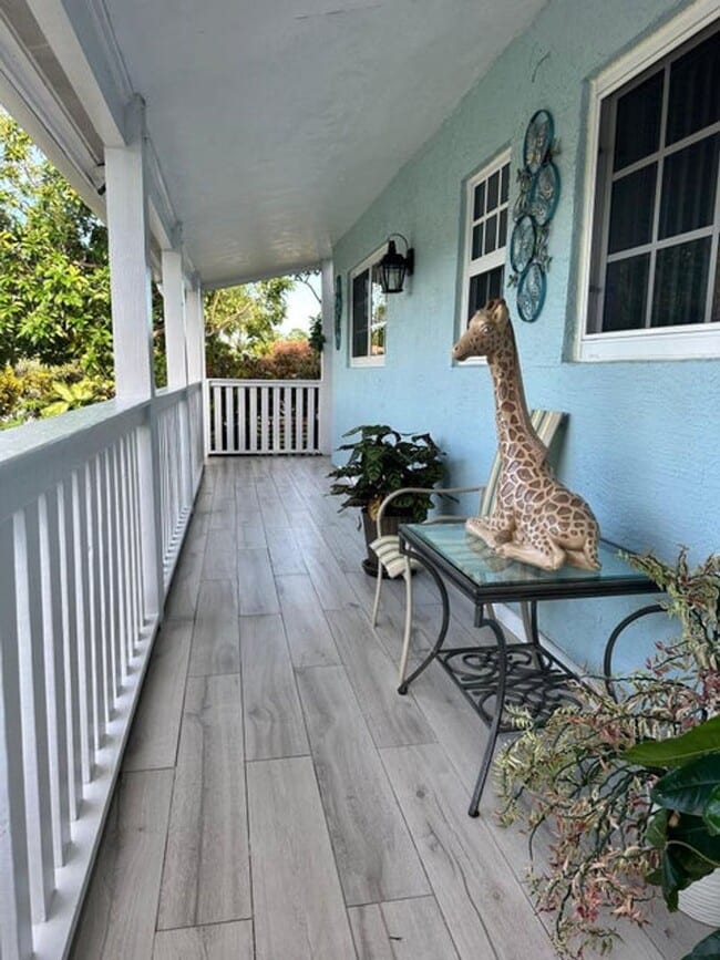 Building Photo - 104 NE 16th Ave