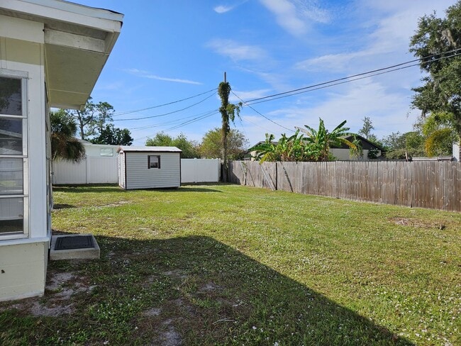 Building Photo - Annual Unfurnished Cute Florida Home with a private backyard for enjoying the Florida Lifestyle! ...