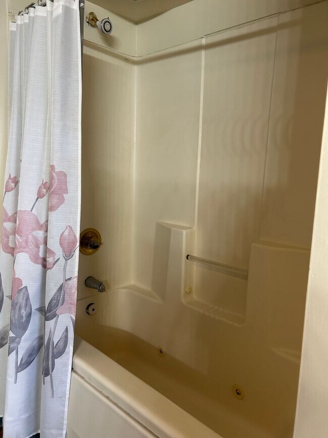 Building Photo - 624 Chestnut St