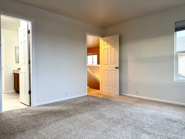 Building Photo - Beautifully Adorable Townhome!